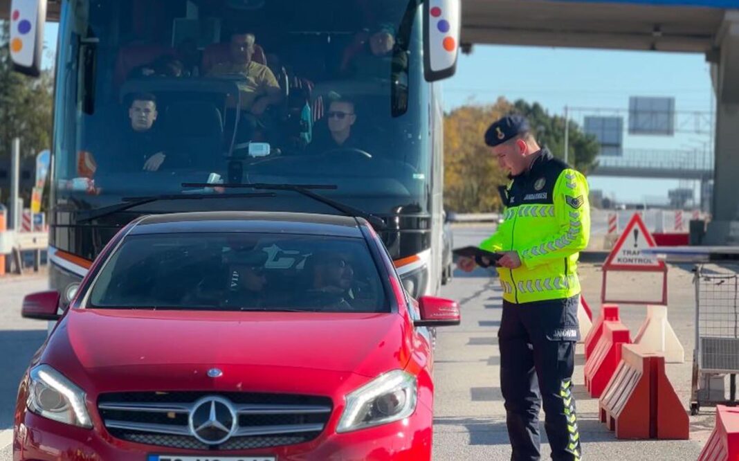 WhatsApp grubundan polis ve jandarma uygulama noktalarını paylaşan 10 şüpheli gözaltında WhatsApp grubundan polis ve jandarma uygulama noktalarını paylaşan 10 şüpheli gözaltında