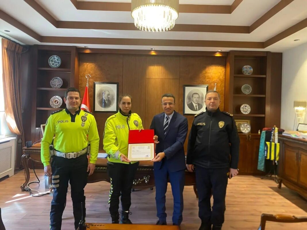 Yaralı ıslanmasın diye başında şemsiyeyle bekleyen kadın polise başarı belgesi Yaralı ıslanmasın diye başında şemsiyeyle bekleyen kadın polise başarı belgesi