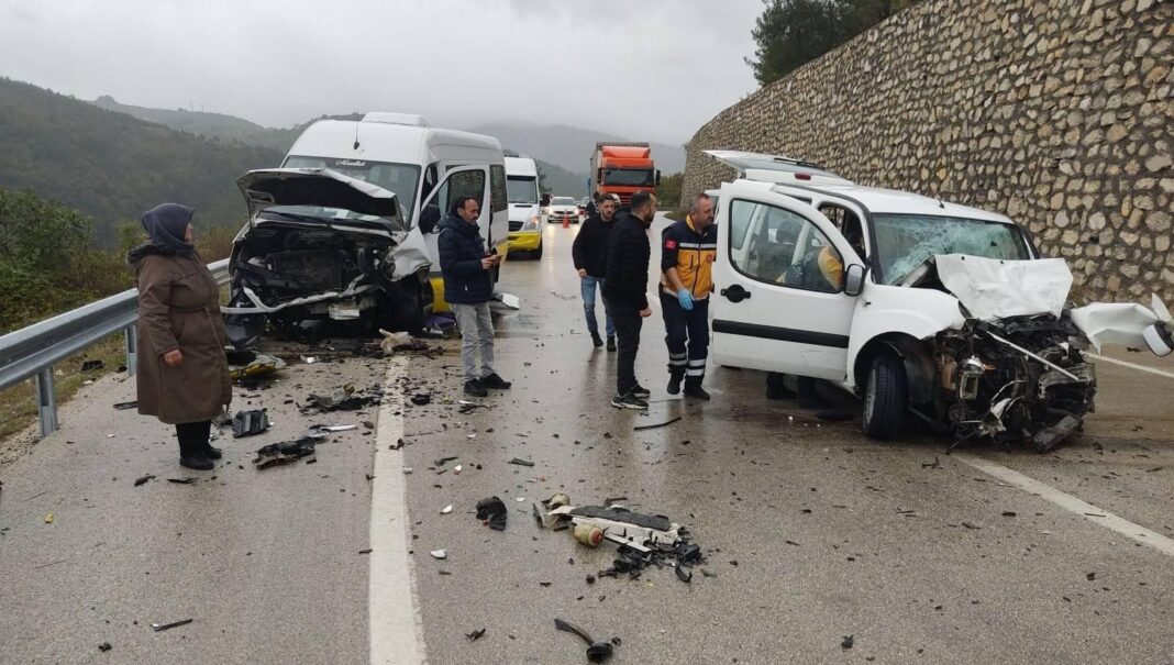 Yolcu minibüsüyle hafif ticari araç kafa kafaya çarpıştı: 1 ölü, 10 yaralı Yolcu minibüsüyle hafif ticari araç kafa kafaya çarpıştı: 1 ölü, 10 yaralı